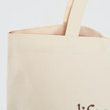 Descubre la Tote Bag en crema de Admyre, un accesorio imprescindible que combina funcionalidad y diseño moderno, perfecto para la ciudad o el gimnasio