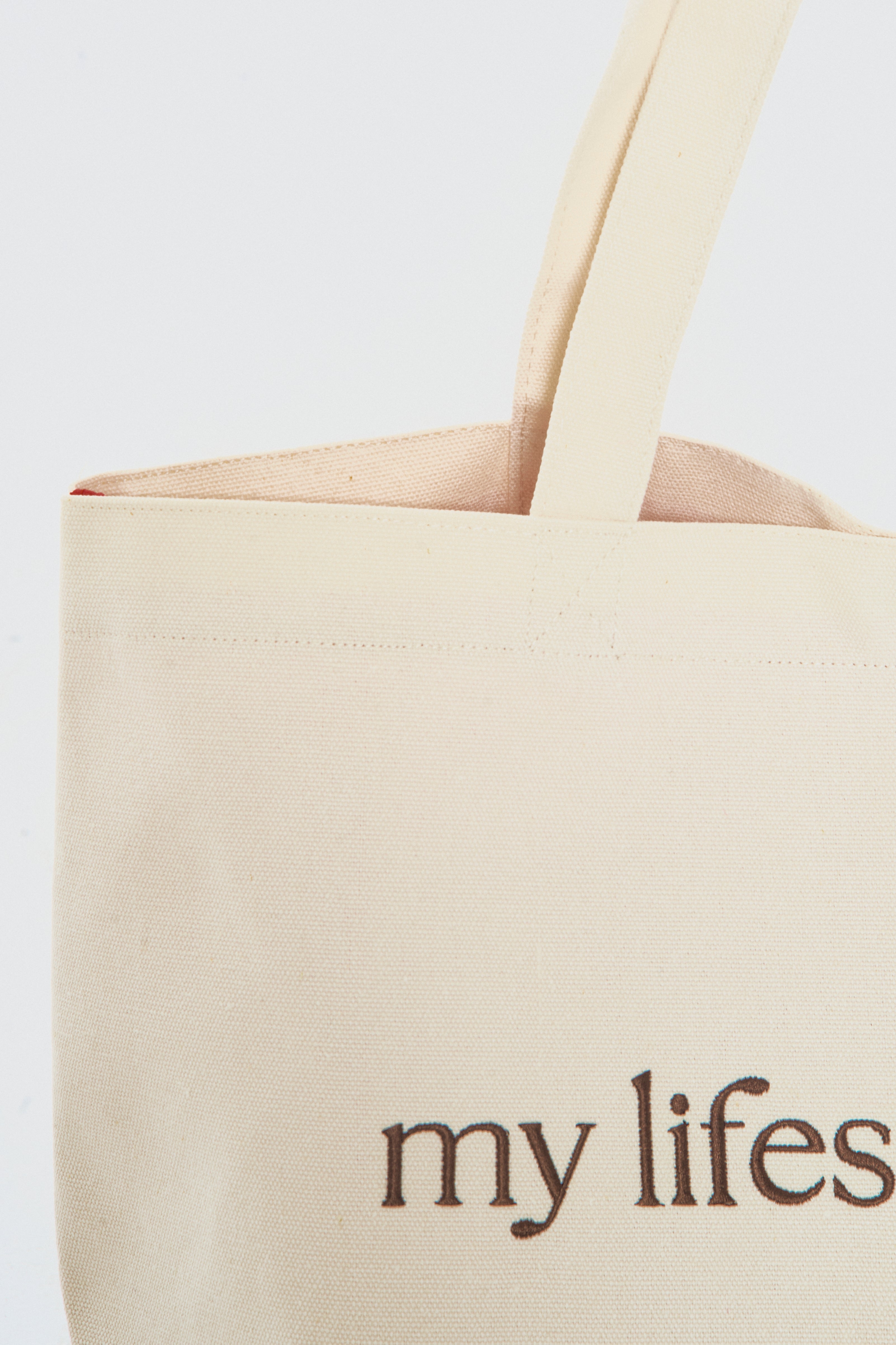 Descubre la Tote Bag en crema de Admyre, un accesorio imprescindible que combina funcionalidad y diseño moderno, perfecto para la ciudad o el gimnasio