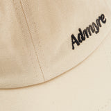 Hat de Admyre en blanco: accesorio imprescindible para quienes buscan un estilo chic y práctico. Perfecto para cualquier ocasión y fácil de combinar