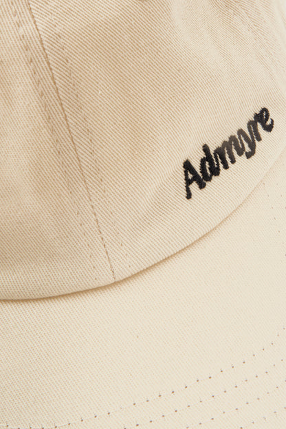 Hat de Admyre en blanco: accesorio imprescindible para quienes buscan un estilo chic y práctico. Perfecto para cualquier ocasión y fácil de combinar