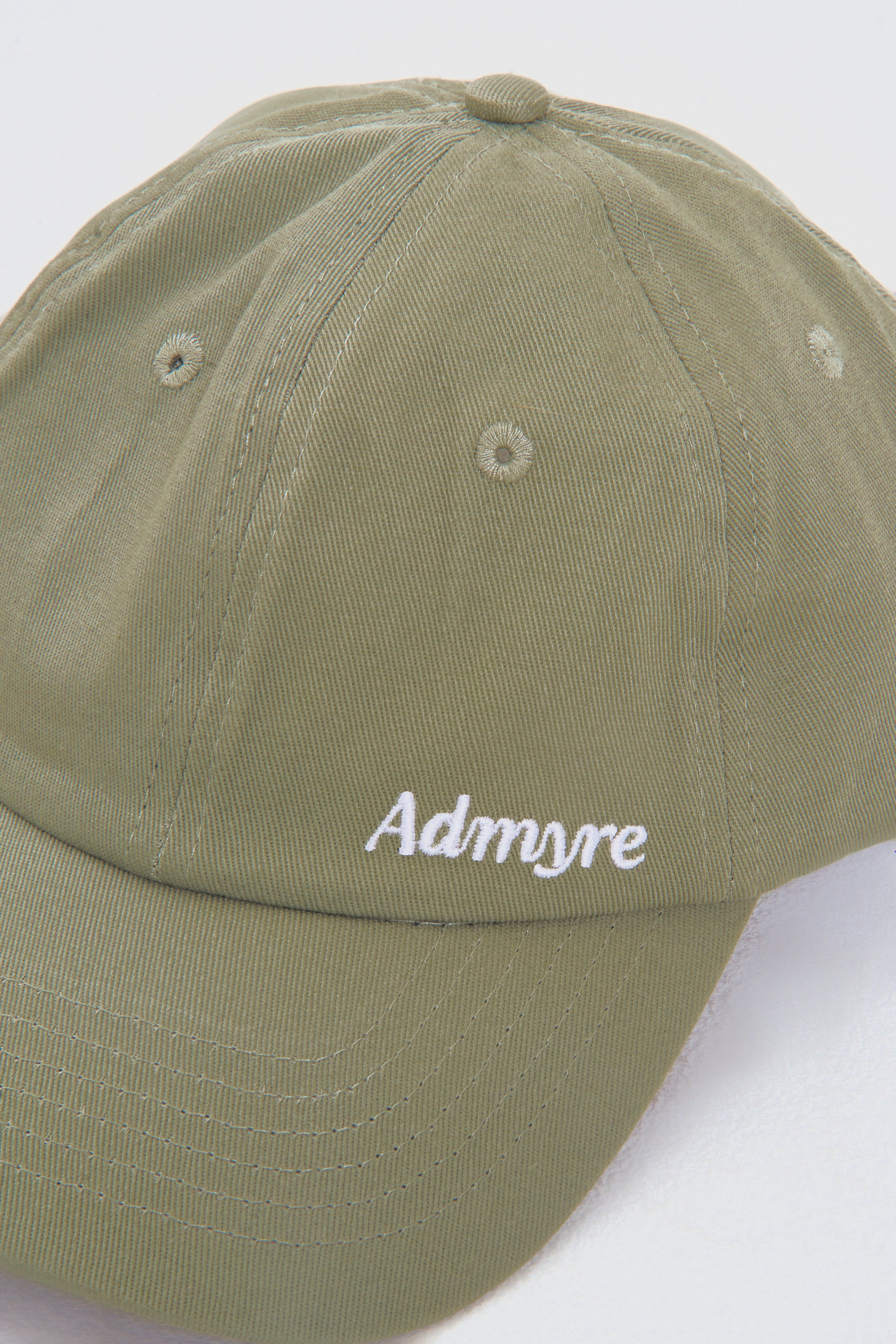 Descubre el Hat en verde de Admyre, un sombrero moderno y funcional, perfecto para días al aire libre o como accesorio diario