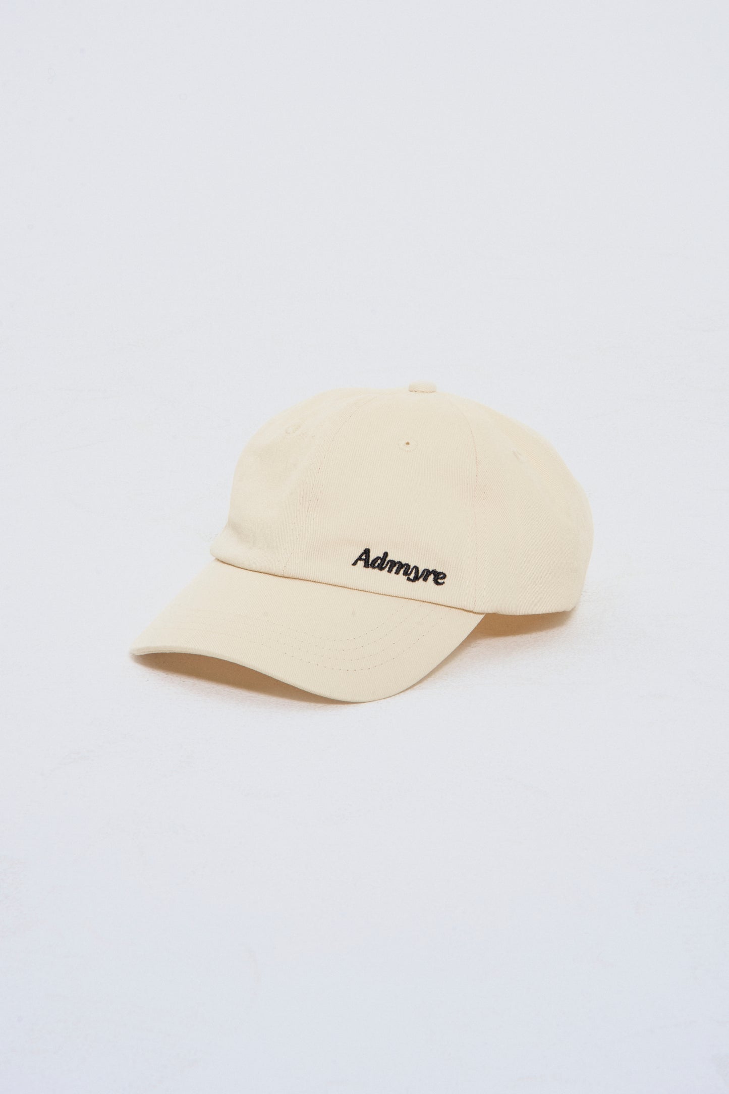 Hat blanco de Admyre: un complemento elegante y versátil que aporta un toque fresco a cualquier atuendo. Perfecto para días soleados y actividades al aire libre