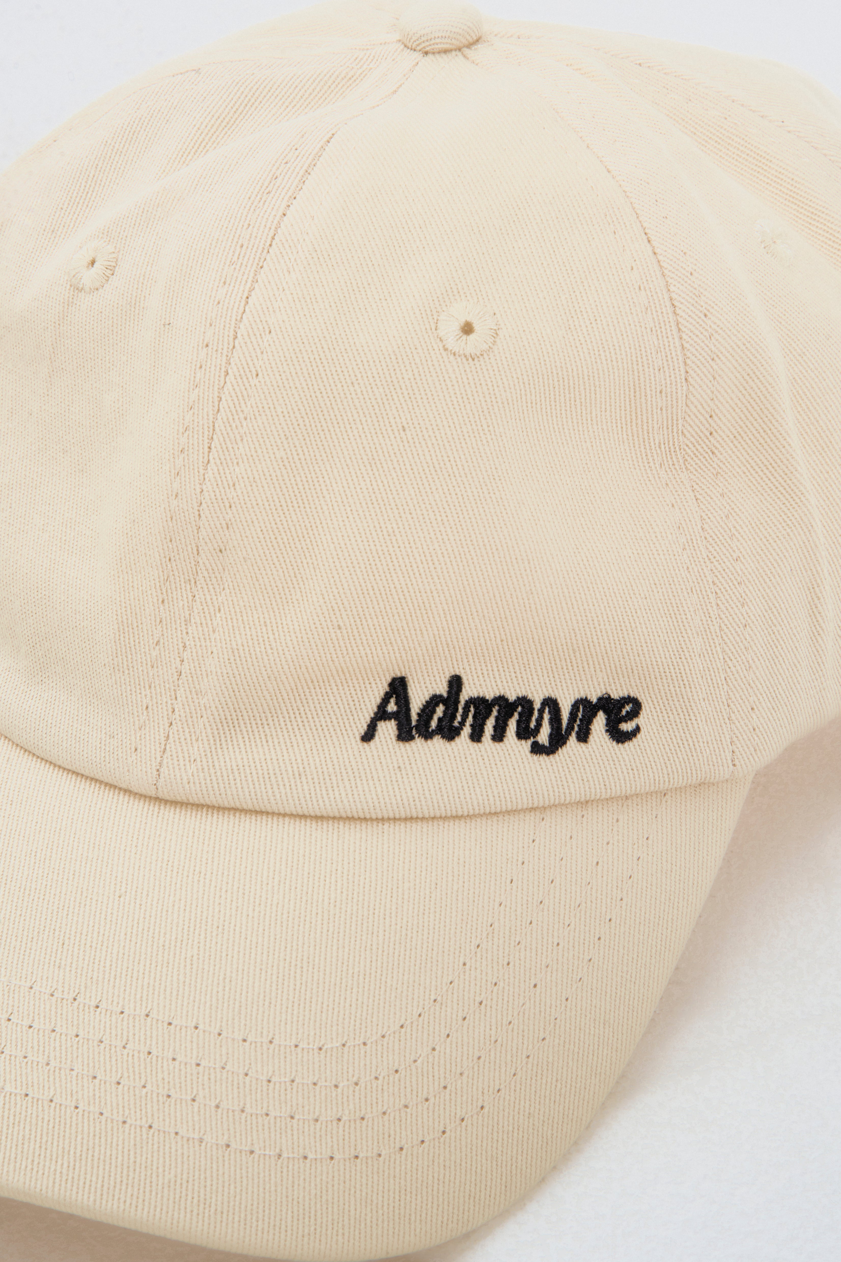 Descubre el Hat en blanco de Admyre, un sombrero moderno y funcional, ideal para completar tu look diario o protegerte del sol con estilo