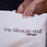 Tote Bag crema de Admyre, el complemento ideal para cualquier atuendo. Su diseño atemporal y su capacidad la convierten en la elección perfecta