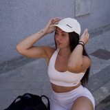 Sombrero blanco de Admyre, diseñado para ofrecer protección y estilo. Ideal para el verano y actividades al aire libre, combina con tus outfits favoritos.