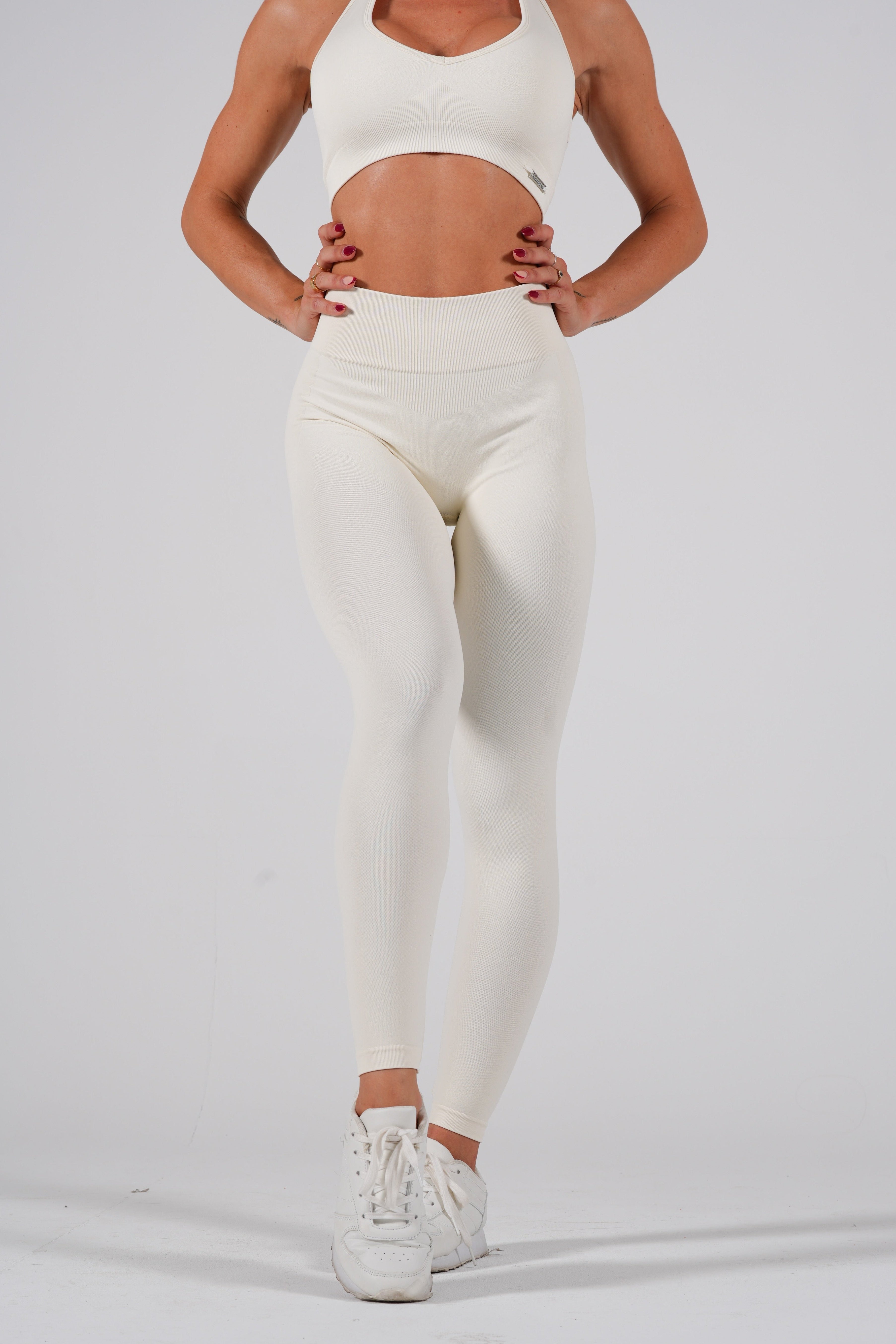 Peachy Leggings en beige de Admyre, diseñados con tejido suave y elástico para un ajuste perfecto en cualquier actividad