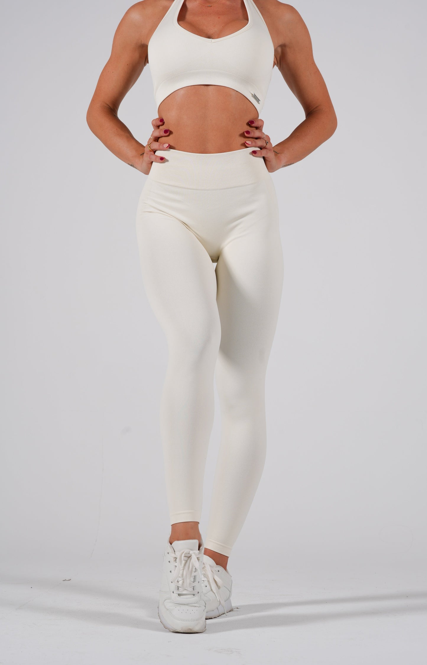 Peachy Leggings en beige de Admyre, diseñados con tejido suave y elástico para un ajuste perfecto en cualquier actividad