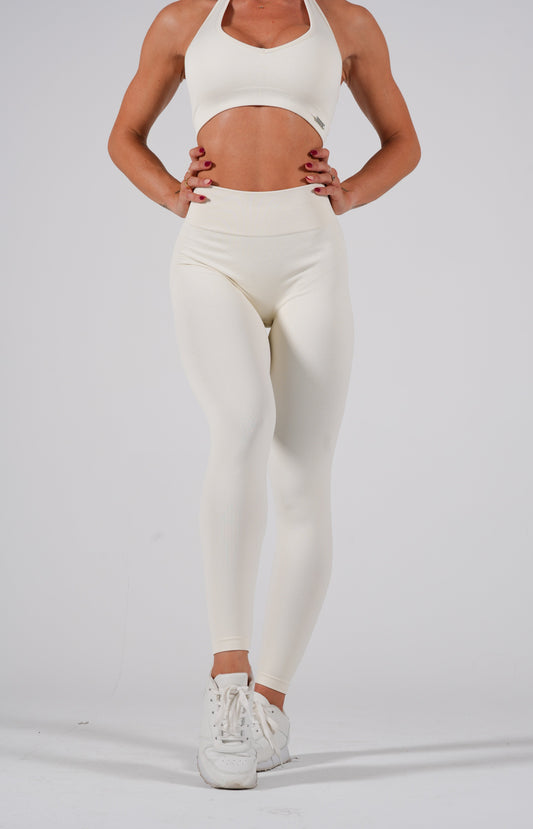 Peachy Leggings en beige de Admyre, diseñados con tejido suave y elástico para un ajuste perfecto en cualquier actividad