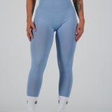 Peachy Leggings en Azul Cielo de Admyre, diseñados con tejido suave y elástico para un ajuste perfecto en cualquier actividad