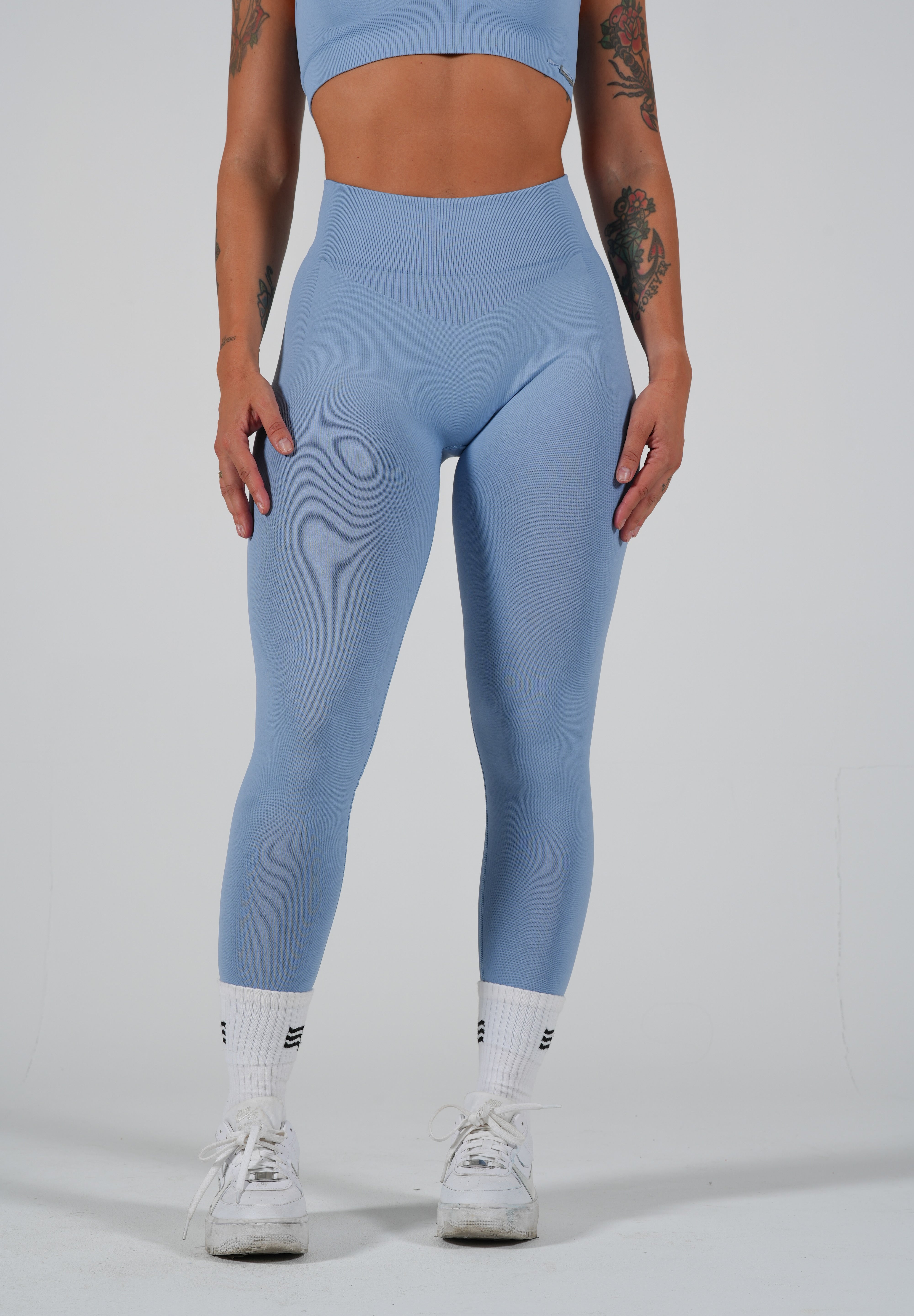 Peachy Leggings en Azul Cielo de Admyre, diseñados con tejido suave y elástico para un ajuste perfecto en cualquier actividad