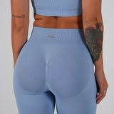 Peachy Leggings en Azul Cielo de Admyre, diseñados con tejido suave y elástico para un ajuste perfecto en cualquier actividad