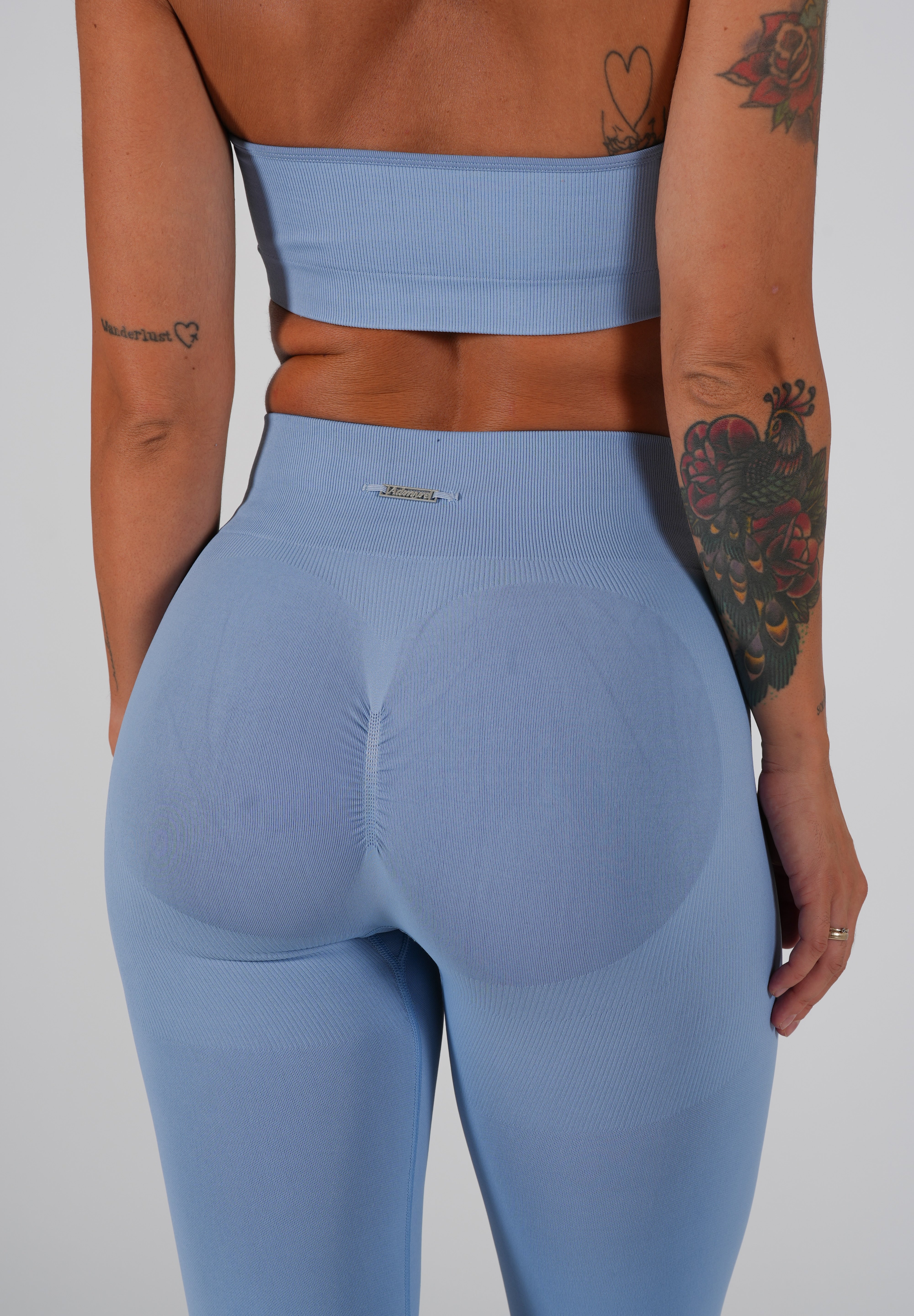 Peachy Leggings en Azul Cielo de Admyre, diseñados con tejido suave y elástico para un ajuste perfecto en cualquier actividad