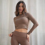 Esta camiseta de manga larga es la definición de comodidad con estilo. Su diseño ajustado y versátil la convierte en un básico imprescindible para cualquier temporada. Perfecta para llevar sola o como capa base en looks más complejos, es ideal para cualquier ocasión.