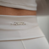 Los Flare Pants en color caqui son lo último en estilo y comodidad. Su corte acampanado se adapta a todas las tendencias, y su tejido suave y elástico te garantiza confort durante todo el día.

Perfectos para cualquier plan: combínalos con tus zapatillas favoritas para un look relajado o con botas y un top para destacar en cualquier ocasión. ¡Versátiles, modernos y súper fáciles de llevar!