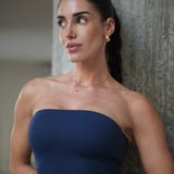 Este top admyre sin mangas es la prenda que necesitas para lucir atrevida y a la moda. Su diseño minimalista y ajustado resalta la zona del pecho, creando un look único y lleno de estilo. Perfecto para combinar con pantalones de tiro alto o faldas, este top es ideal cualquier momento.