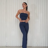 Este top admyre sin mangas es la prenda que necesitas para lucir atrevida y a la moda. Su diseño minimalista y ajustado resalta la zona del pecho, creando un look único y lleno de estilo. Perfecto para combinar con pantalones de tiro alto o faldas, este top es ideal cualquier momento.