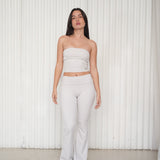 Este top admyre sin mangas es la prenda que necesitas para lucir atrevida y a la moda. Su diseño minimalista y ajustado resalta la zona del pecho, creando un look único y lleno de estilo. Perfecto para combinar con pantalones de tiro alto o faldas, este top es ideal cualquier momento. 