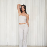 Este top admyre sin mangas es la prenda que necesitas para lucir atrevida y a la moda. Su diseño minimalista y ajustado resalta la zona del pecho, creando un look único y lleno de estilo. Perfecto para combinar con pantalones de tiro alto o faldas, este top es ideal cualquier momento. 