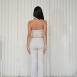 Este top admyre sin mangas es la prenda que necesitas para lucir atrevida y a la moda. Su diseño minimalista y ajustado resalta la zona del pecho, creando un look único y lleno de estilo. Perfecto para combinar con pantalones de tiro alto o faldas, este top es ideal cualquier momento. 