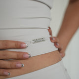 Este top admyre sin mangas es la prenda que necesitas para lucir atrevida y a la moda. Su diseño minimalista y ajustado resalta la zona del pecho, creando un look único y lleno de estilo. Perfecto para combinar con pantalones de tiro alto o faldas, este top es ideal cualquier momento. 