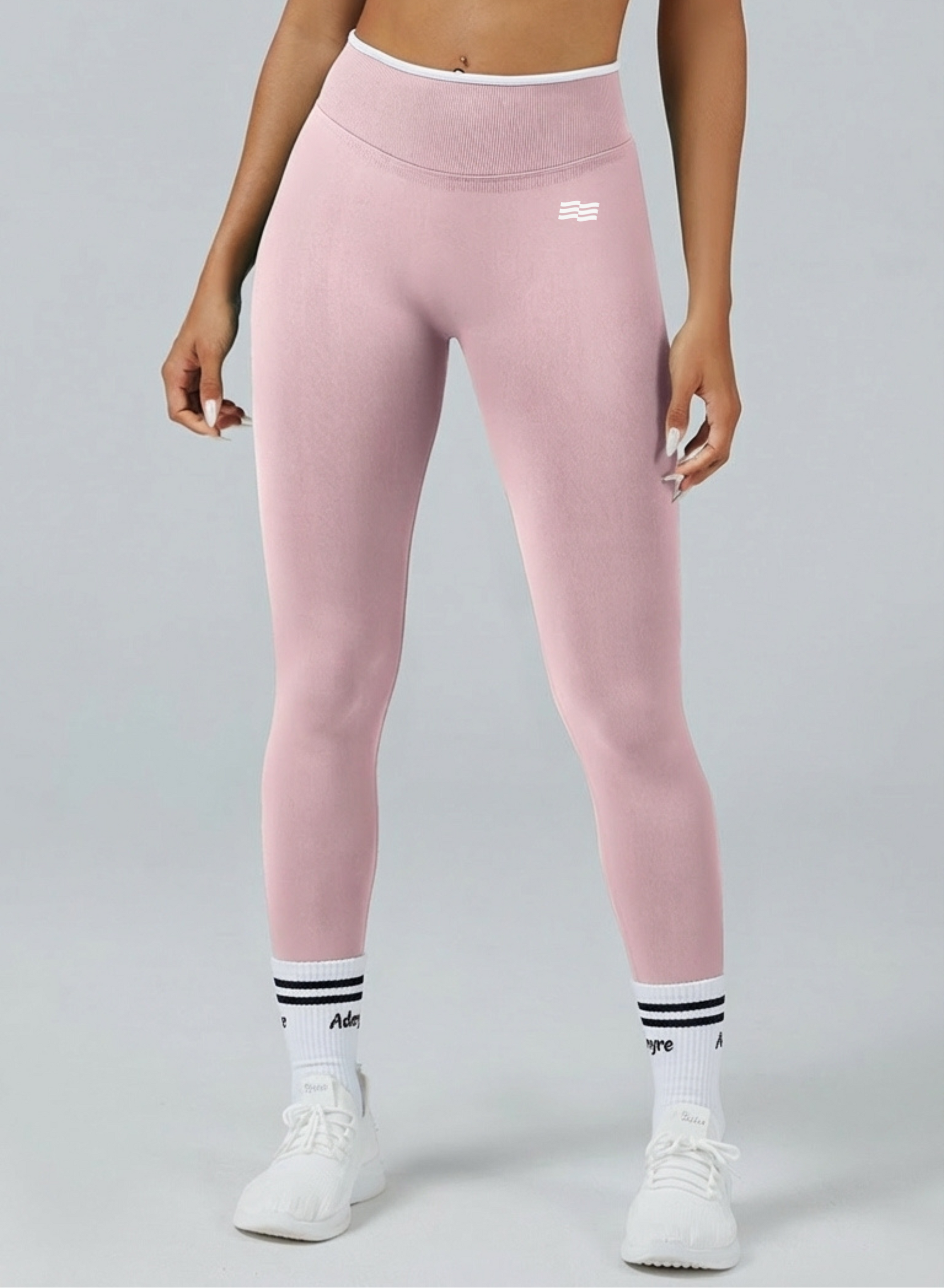 Legging bicolor de Admyre con líneas blancas, diseño seamless y efecto que estiliza la silueta