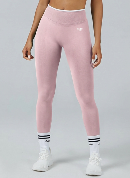 Legging bicolor de Admyre con líneas blancas, diseño seamless y efecto que estiliza la silueta