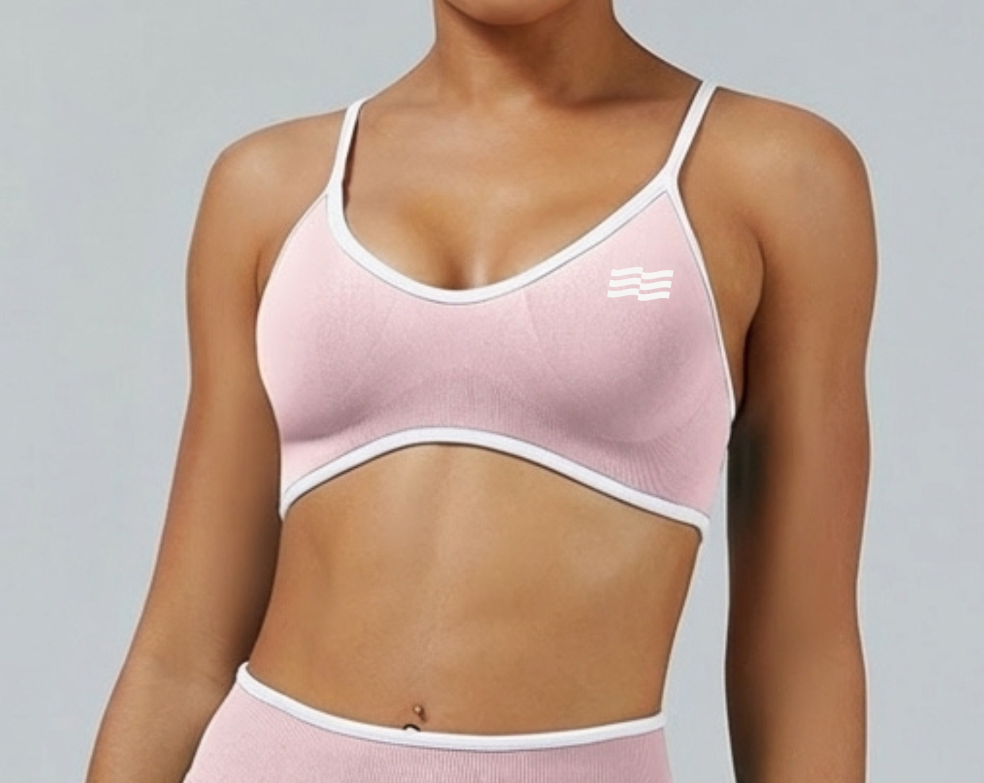 Top deportivo bicolor de Admyre con líneas blancas, diseño seamless y ajuste de soporte