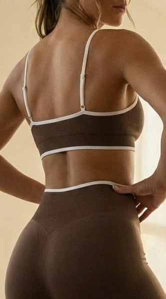 Legging bicolor de Admyre con líneas blancas, diseño seamless y efecto que estiliza la silueta