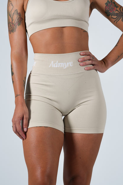 Lush Short Admyre Beige: Shorts deportivos para mujer con cintura alta y tejido transpirable, perfectos para entrenamientos y actividades casuales