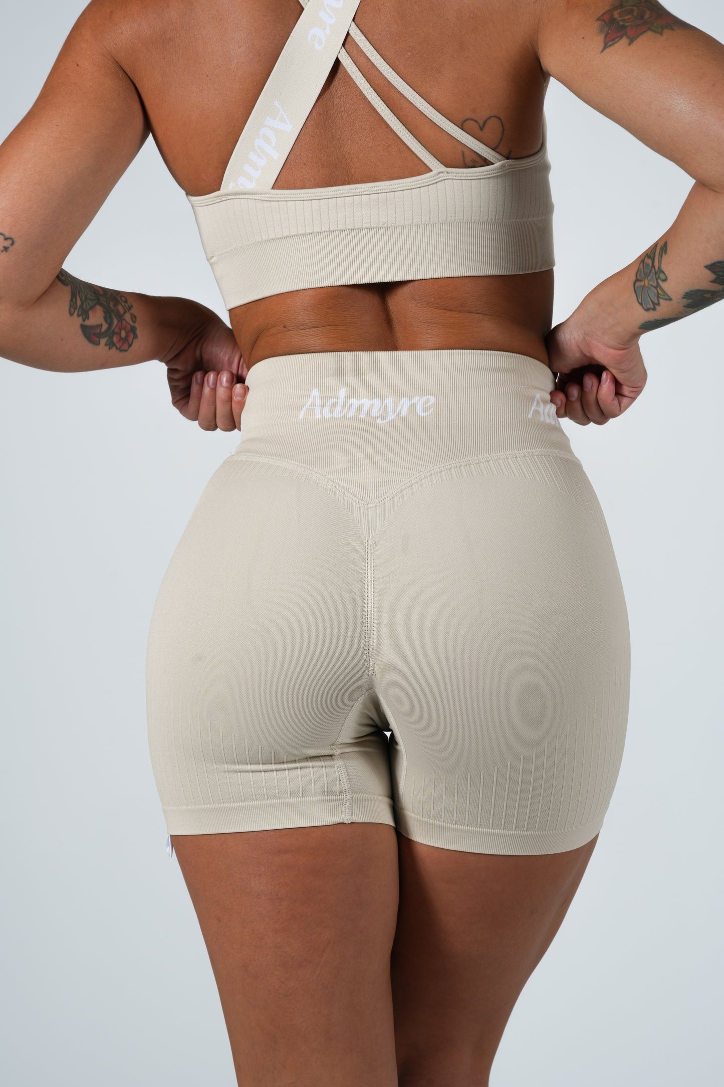 Shorts deportivos Lush Admyre en beige, con diseño de cintura alta y material elástico para un ajuste perfecto y libertad de movimiento.