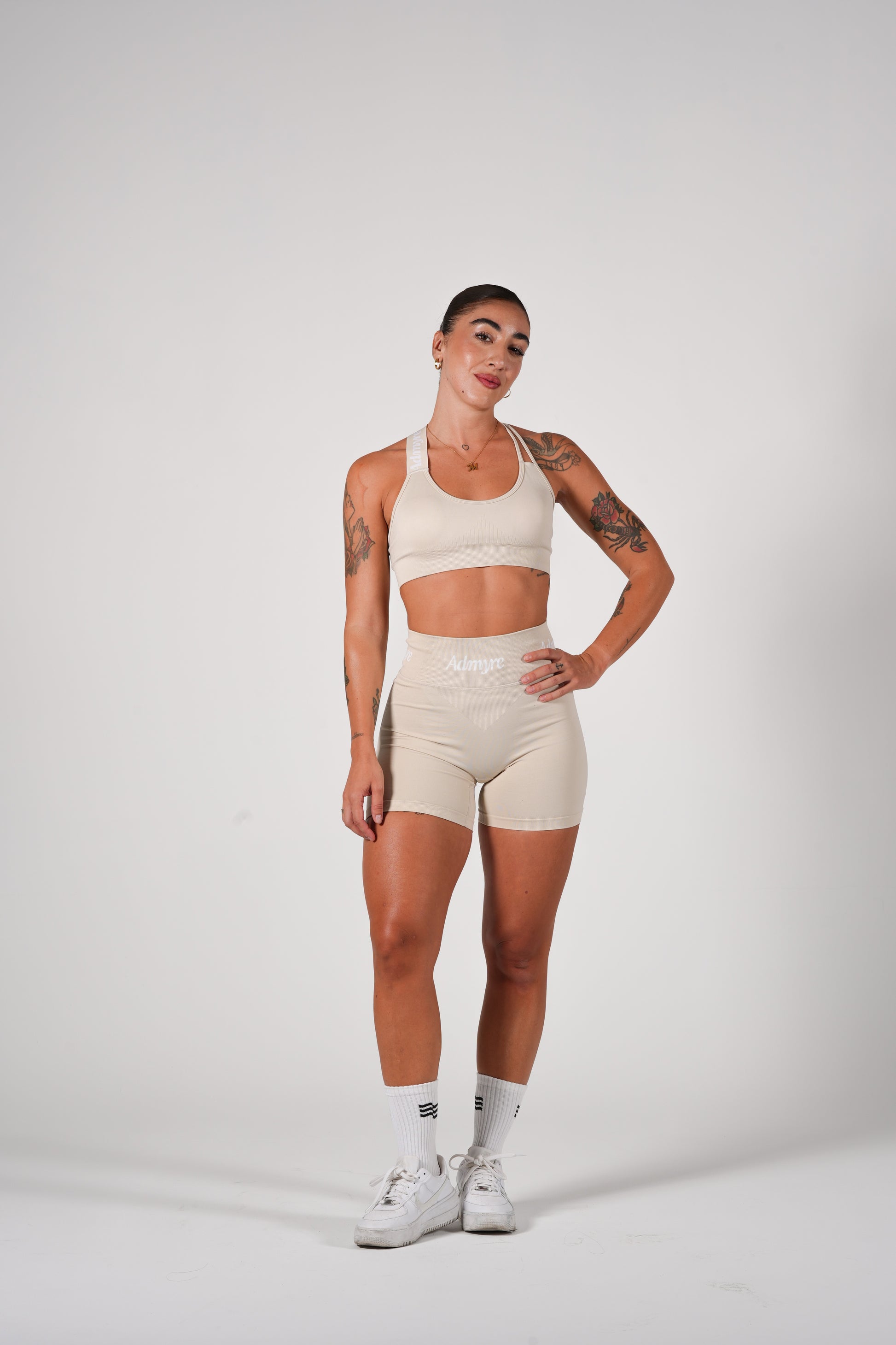 Descubre el Lush Short Admyre Beige, shorts deportivos femeninos con ajuste cómodo y estilo minimalista, ideales para yoga, running o entrenamientos intensos