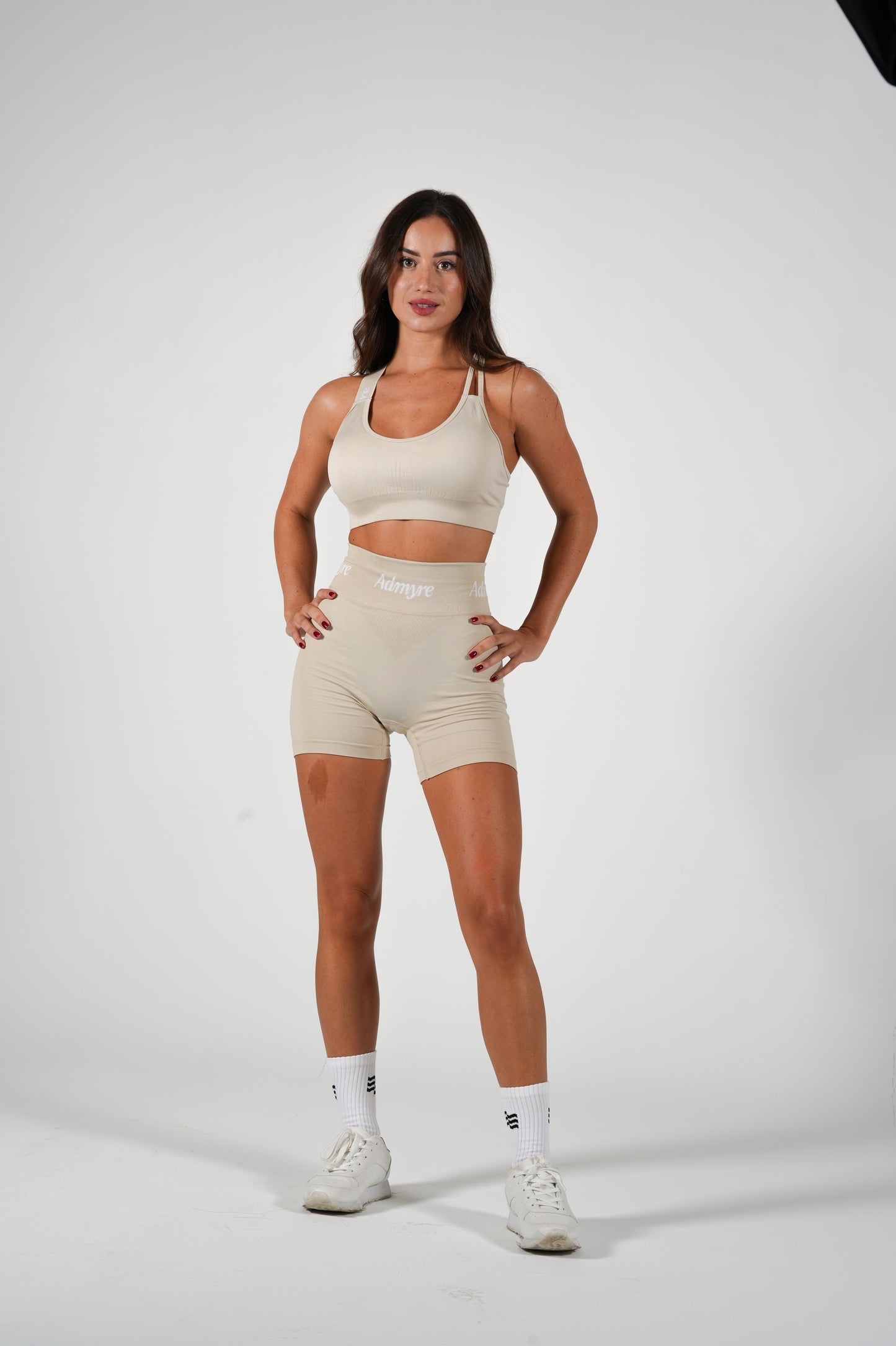 Lush Short Admyre Beige: Shorts deportivos para mujer con cintura alta y tejido transpirable, perfectos para entrenamientos y actividades casuale