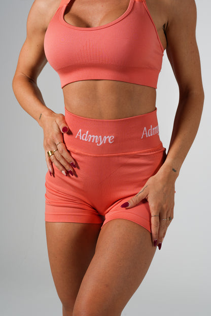 Descubre el Lush Short Admyre Coral, shorts de entrenamiento para mujer con un diseño estilizado y cómodo. Ideales para yoga, running o sesiones de gimnasio