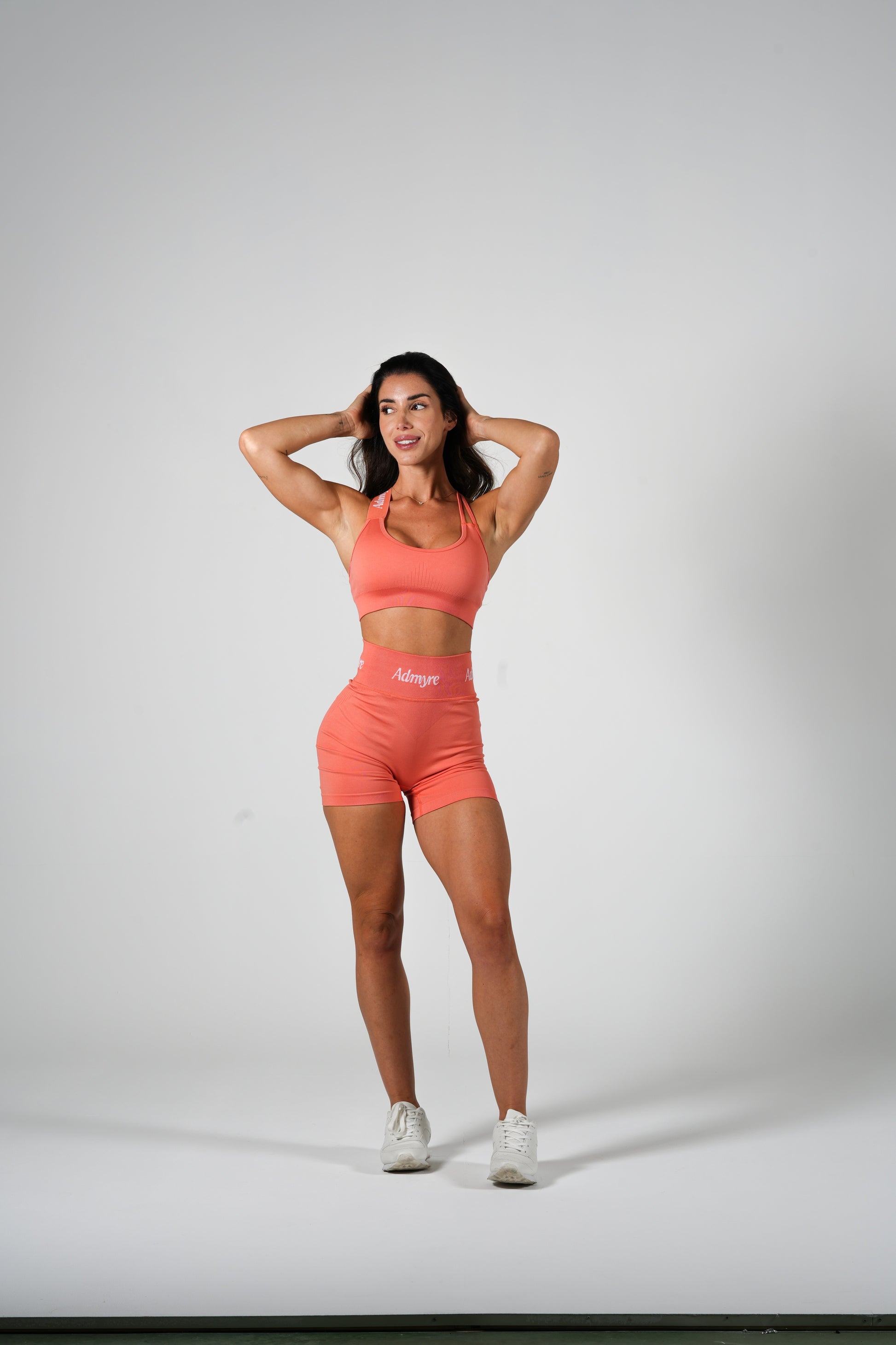 Shorts deportivos Lush Admyre en color coral, con cintura alta y tejido elástico para un ajuste perfecto en cada entrenamiento