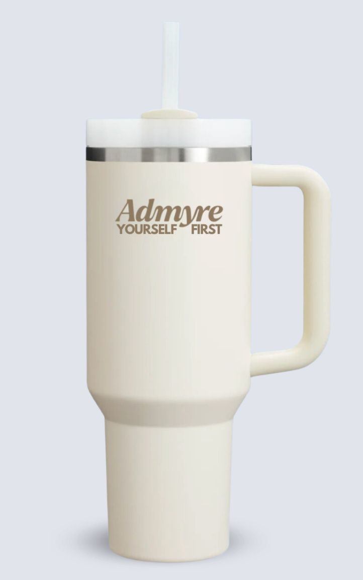 Taza Admyre térmica Stanley de 1,18 litros en elegante color beige. Fabricada con doble pared de acero inoxidable y una tapa hermética, esta taza es tu compañera perfecta para mantener tus bebidas a la temperatura ideal