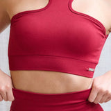 El sujetador Admyre Blossom está diseñado para ofrecerte una sujeción impecable y una espalda de impacto. Su diseño con espalda abierta realza tu figura, mientras que su frontal sin escote proporciona un ajuste firme y seguro, ideal para entrenamientos de alta intensidad. 