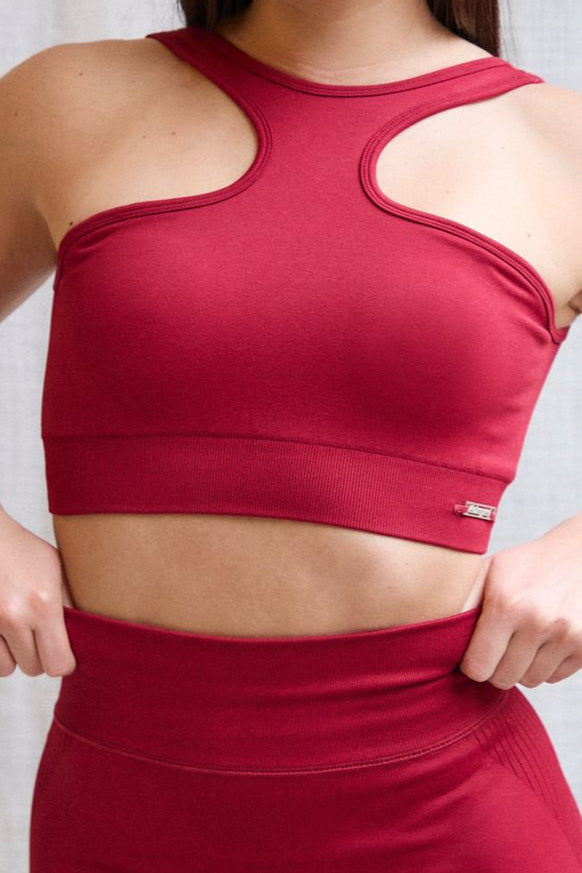 El sujetador Admyre Blossom está diseñado para ofrecerte una sujeción impecable y una espalda de impacto. Su diseño con espalda abierta realza tu figura, mientras que su frontal sin escote proporciona un ajuste firme y seguro, ideal para entrenamientos de alta intensidad. 