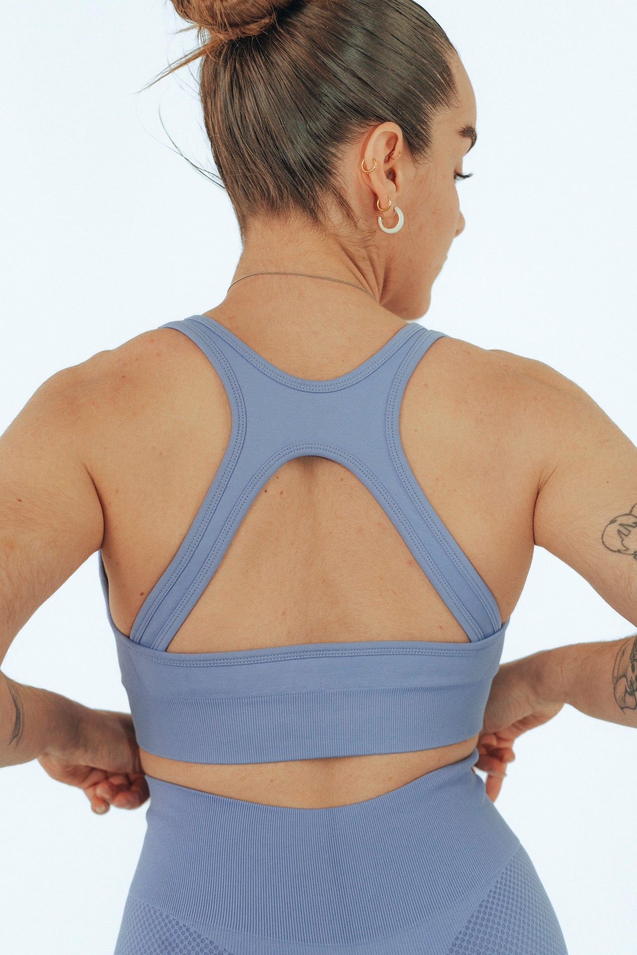 Top Aqua Admyre: un top moderno y elegante, perfecto para entrenar o salir a pasear. Ideal para cualquier deporte. 