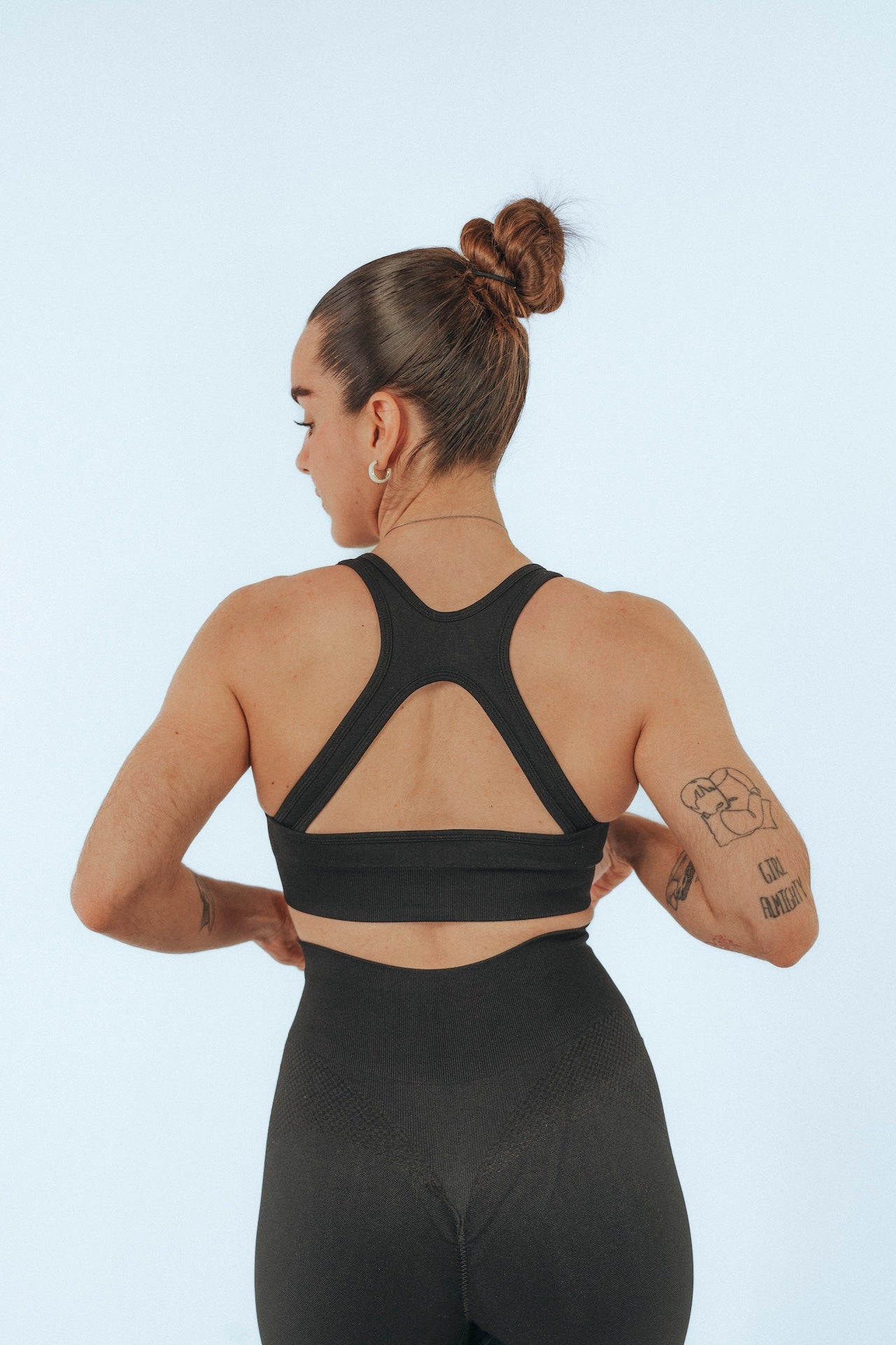 Top Aqua Admyre: un top moderno y elegante, perfecto para entrenar o salir a pasear. Ideal para cualquier deporte. 