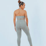 Sujetador deportivo en color Gris de Admyre, perfecto para cualquier deporte e increíblemente bonito con su acabado en V