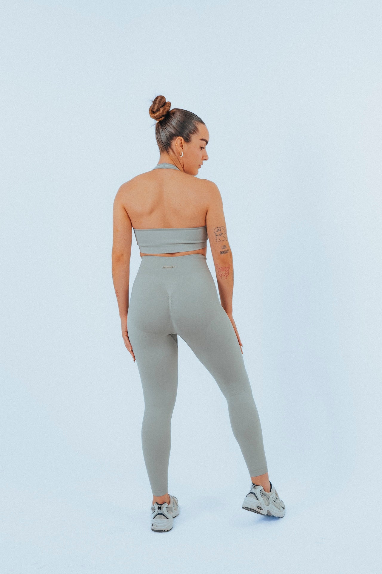 Sujetador deportivo en color Gris de Admyre, perfecto para cualquier deporte e increíblemente bonito con su acabado en V