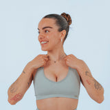 Sujetador deportivo en color Gris de Admyre, perfecto para cualquier deporte e increíblemente bonito con su acabado en V