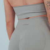Sujetador deportivo en color Gris de Admyre, perfecto para cualquier deporte e increíblemente bonito con su acabado en V
