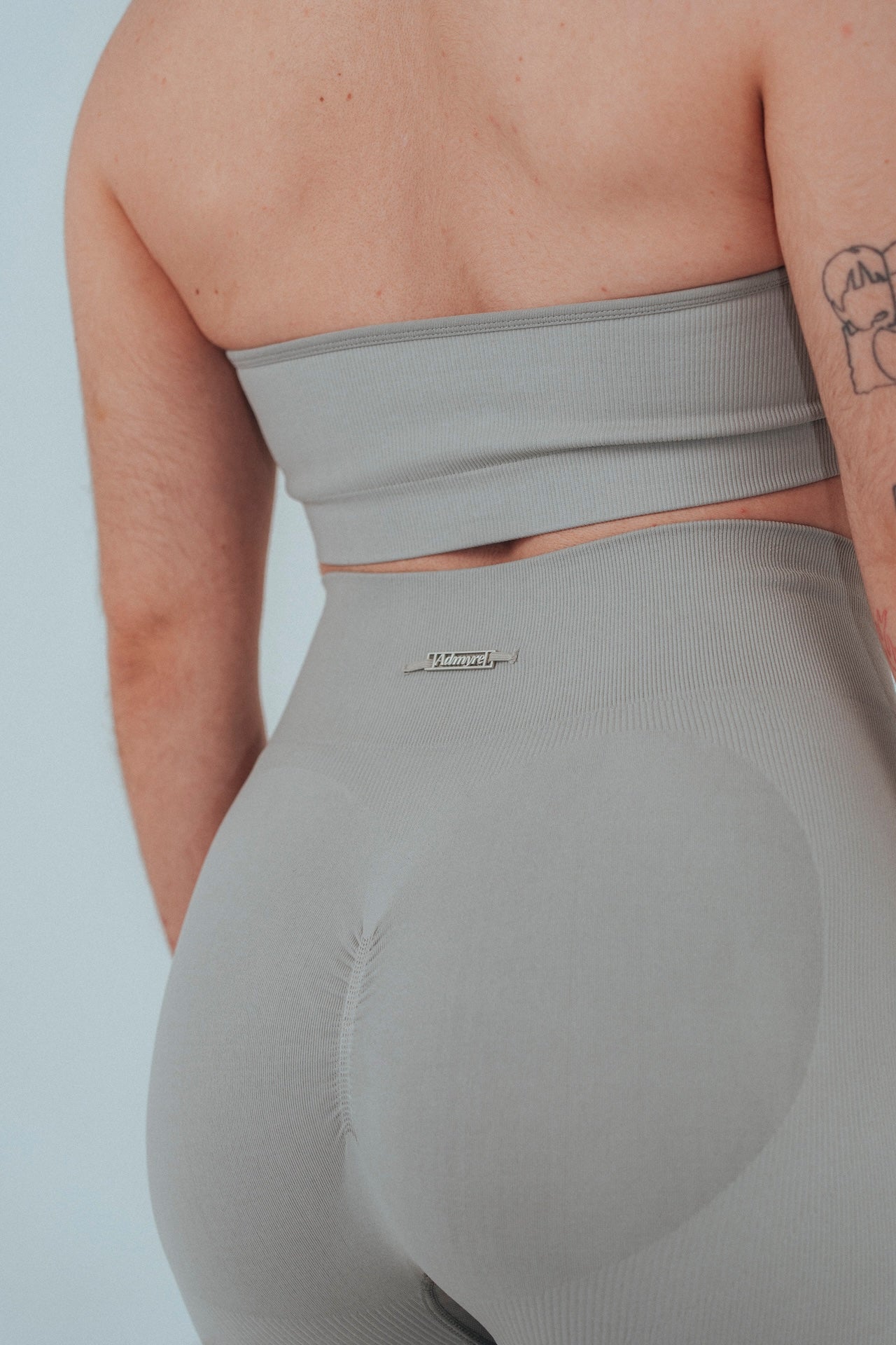 Sujetador deportivo en color Gris de Admyre, perfecto para cualquier deporte e increíblemente bonito con su acabado en V