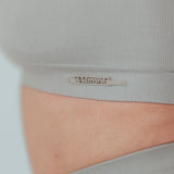 Sujetador deportivo en color Gris de Admyre, perfecto para cualquier deporte e increíblemente bonito con su acabado en V