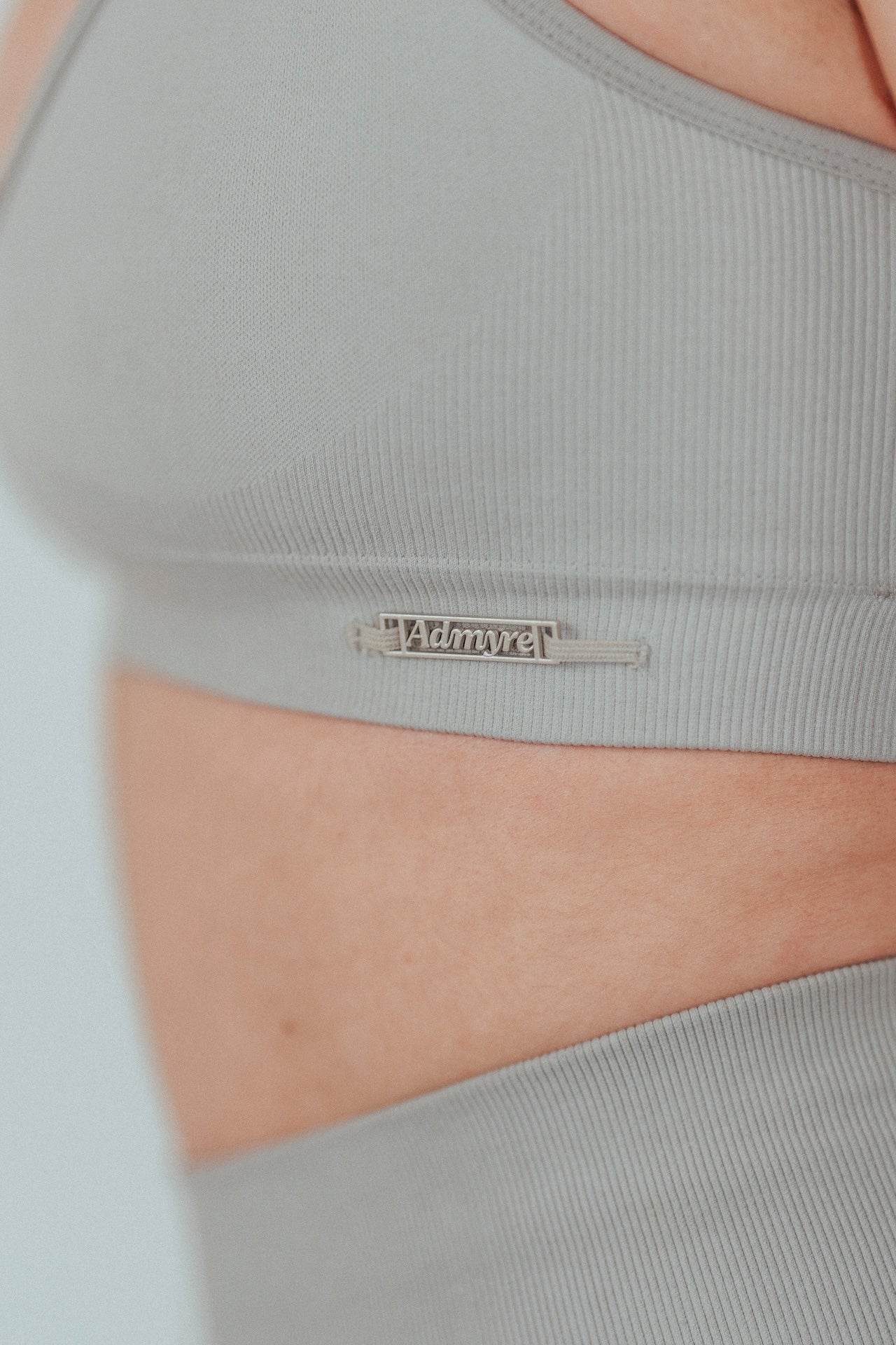 Sujetador deportivo en color Gris de Admyre, perfecto para cualquier deporte e increíblemente bonito con su acabado en V
