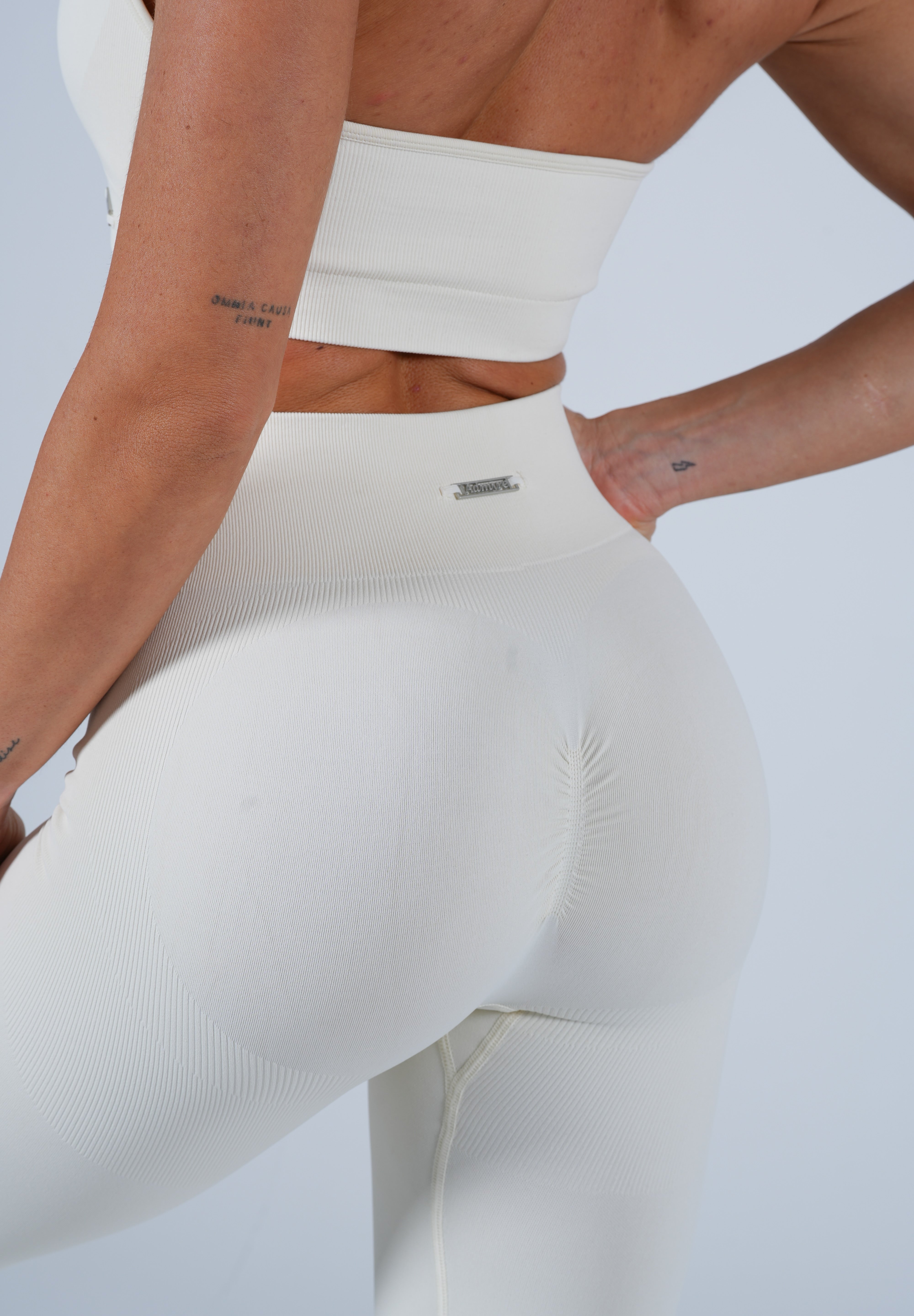 Peachy Leggings en beige de Admyre, diseñados con tejido suave y elástico para un ajuste perfecto en cualquier actividad