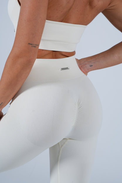 Peachy Leggings en beige de Admyre, diseñados con tejido suave y elástico para un ajuste perfecto en cualquier actividad