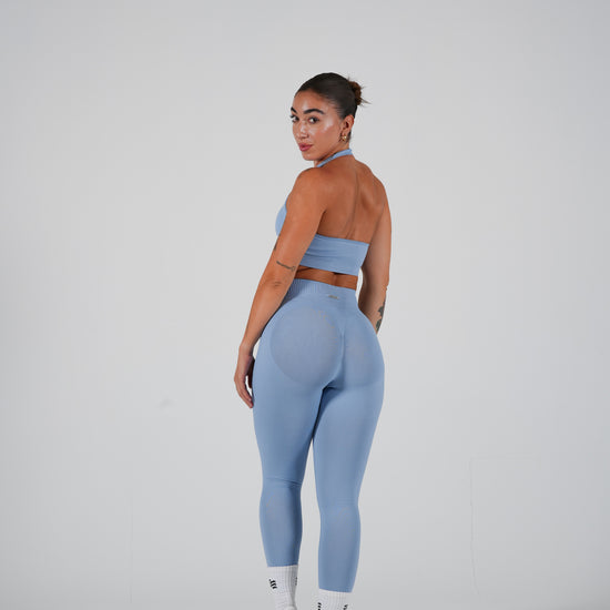 Peachy Leggings en Azul Cielo de Admyre, diseñados con tejido suave y elástico para un ajuste perfecto en cualquier actividad