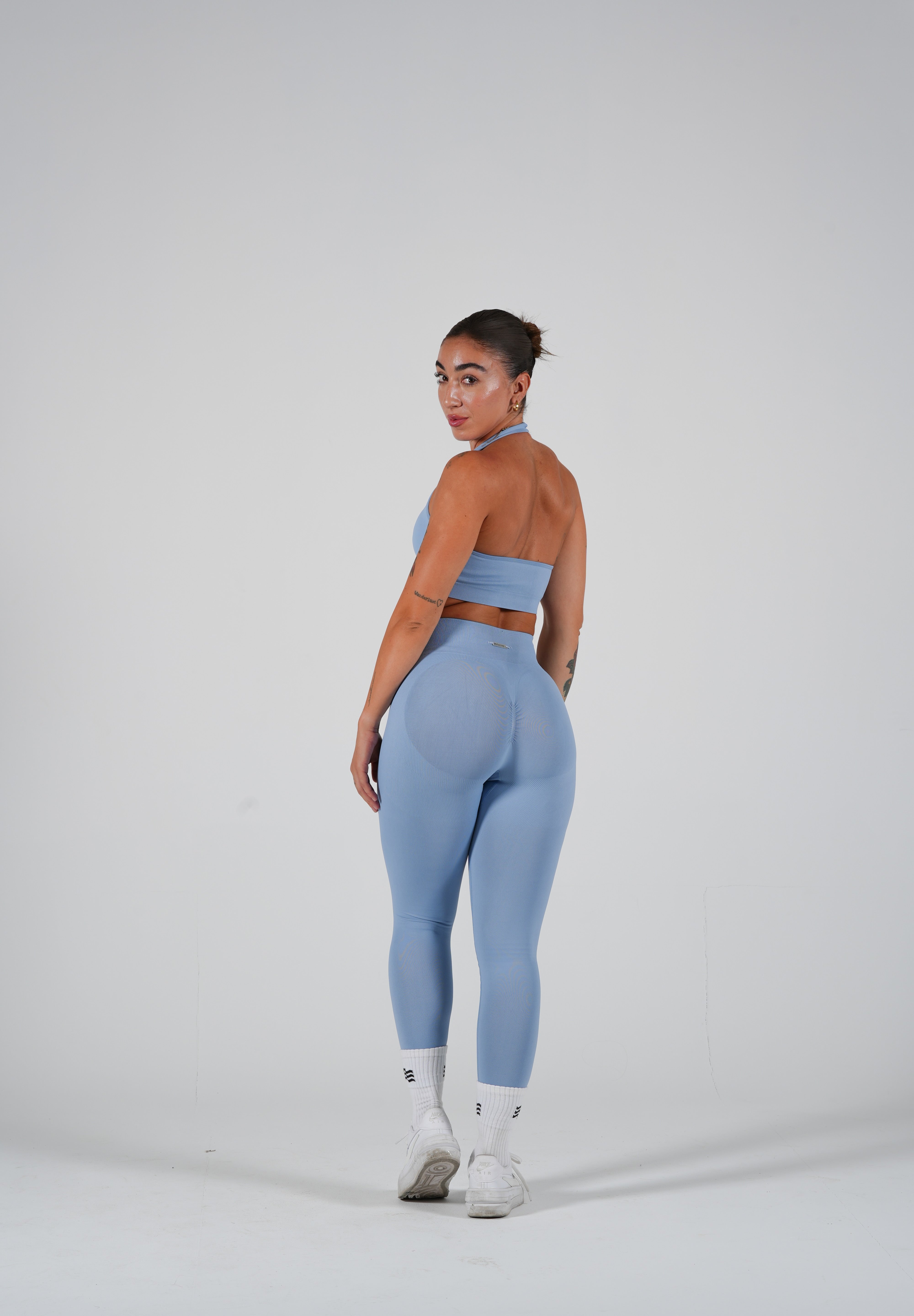 Peachy Leggings en Azul Cielo de Admyre, diseñados con tejido suave y elástico para un ajuste perfecto en cualquier actividad